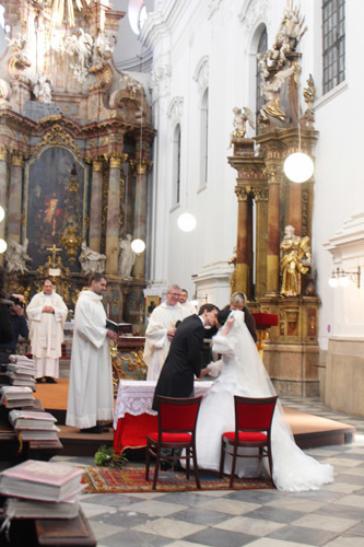 カトリック教会での結婚式 ドーナッてるの チェコ暮らし